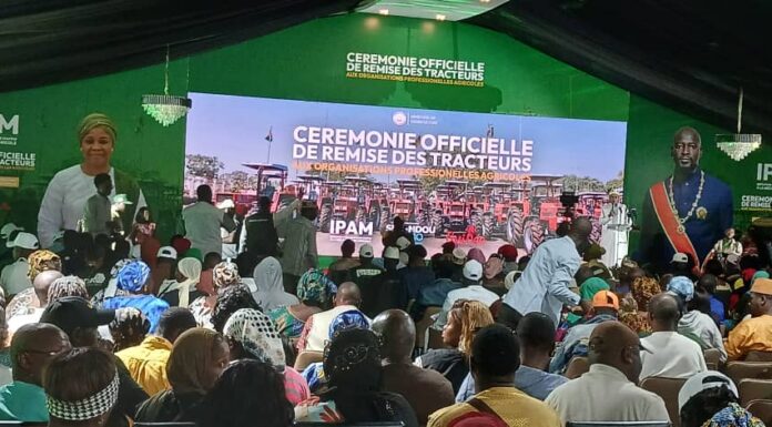 Le gouvernement remet 75 tracteurs et accessoires aux organisations professionnelles agricoles du pays !