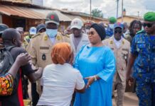 Incendie au grand marché de N’Zérékoré : la ministre Fatima Camara sur place pour réconforter les sinistrés !