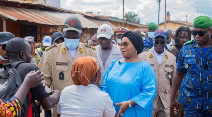 Incendie au grand marché de N’Zérékoré : la ministre Fatima Camara sur place pour réconforter les sinistrés !